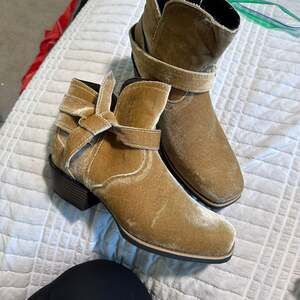 Justin Gypsy Women's Elana Tan Velvet Square Toe Ankle Boots